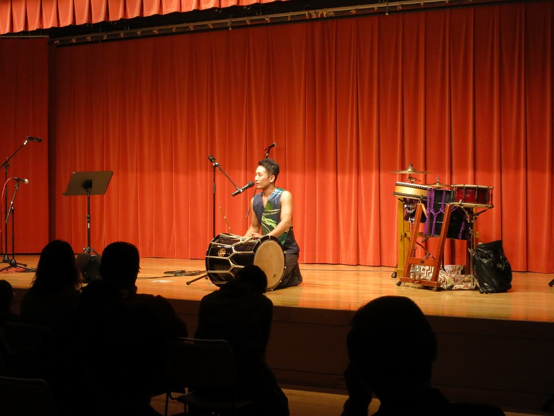 和太鼓のしんたさん。写真右に見えるセットでの迫力ある演奏だけでなく、床に座っての演奏やトークなどで盛り上げてくれました！
