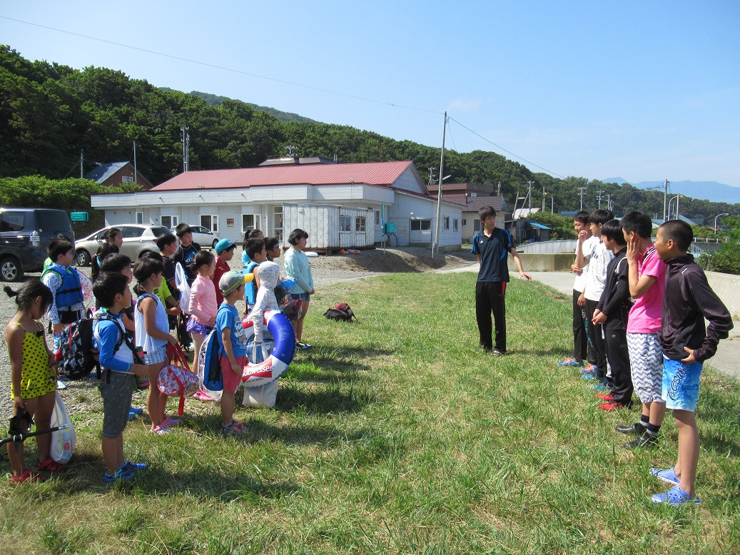 8月6日（火）豊浜会館裏で小学校海学習が開催されました。今年は中学生・高校生の先輩たちがボランティアとして参加してくれました。