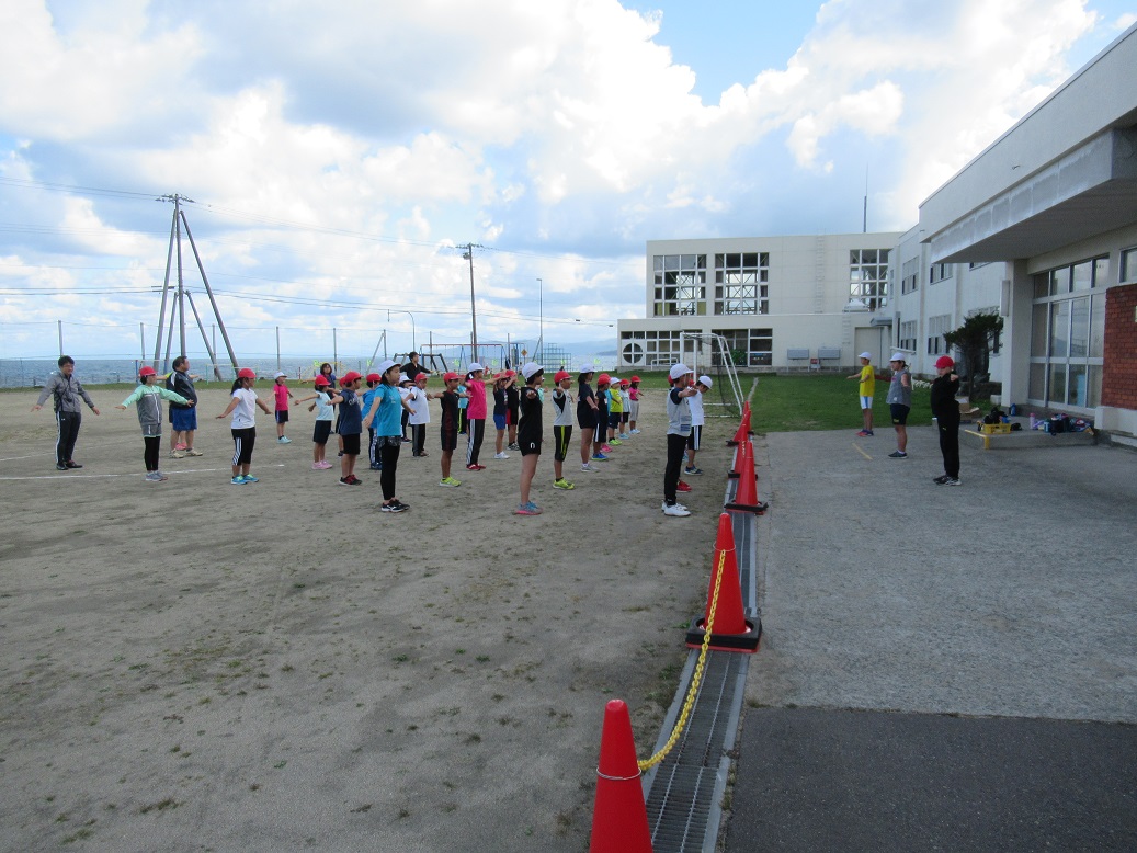 9月12日（木）島牧小学校マラソン大会が行われました。走る前に全校児童で準備体操です。