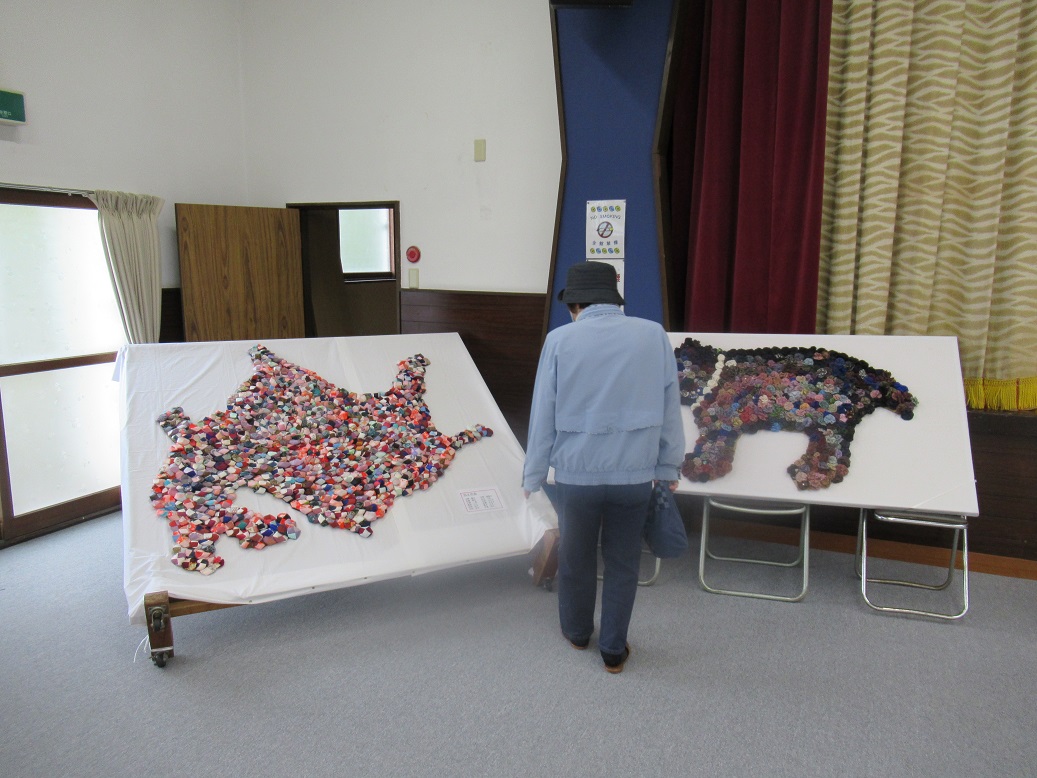 泊2の会の皆さんの作品です。大量のお手玉を並べて北海道とクマの絵を象った大作です。