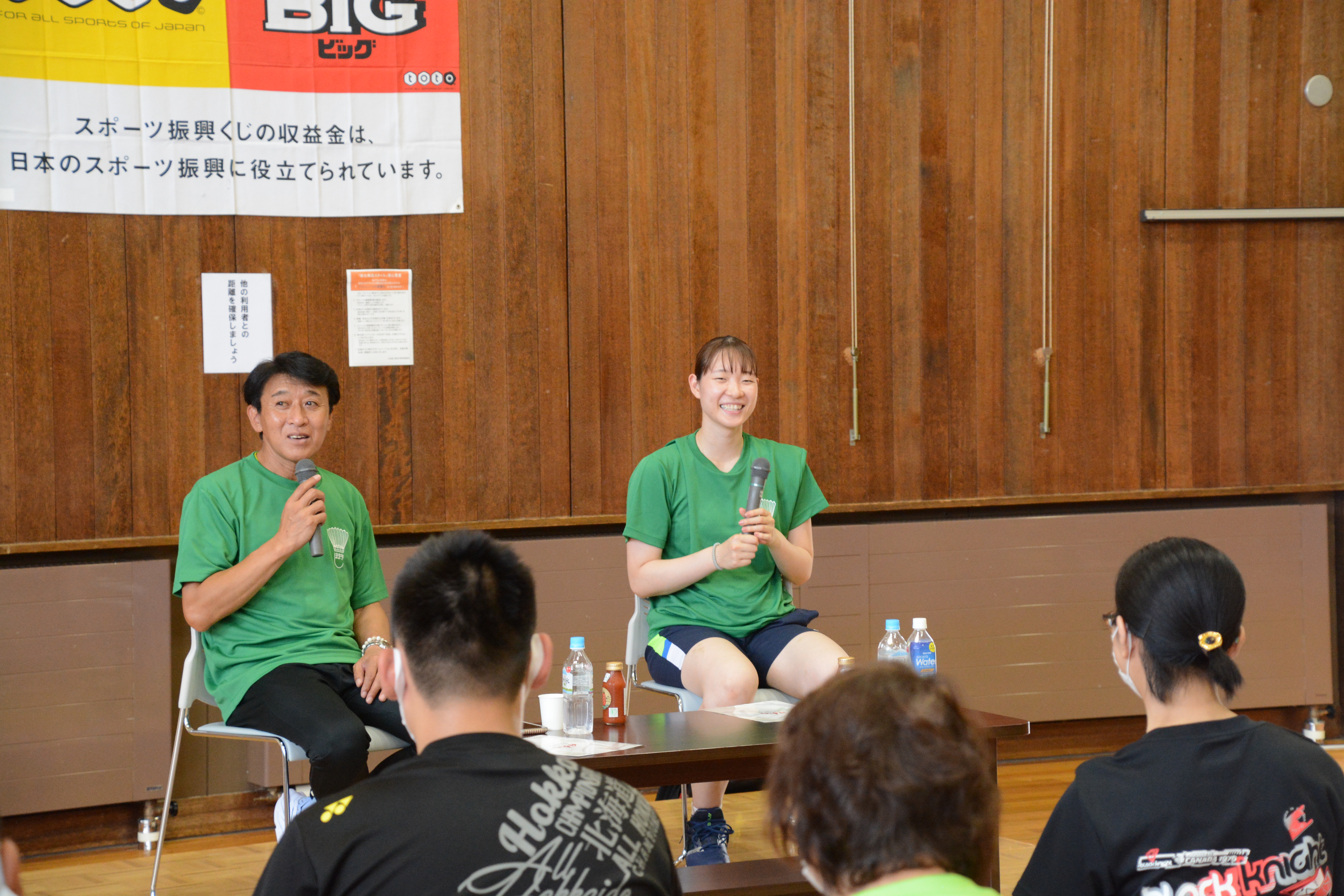 バドミントン教室の後は松本氏と鈴木氏の対談形式で「コーチ・ペアレンツ講習会」が開かれました。