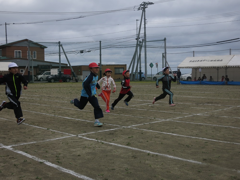 運動会最初の競技、徒競走です。生憎の曇り空でしたが、子どもたちは元気に走り抜けていました！