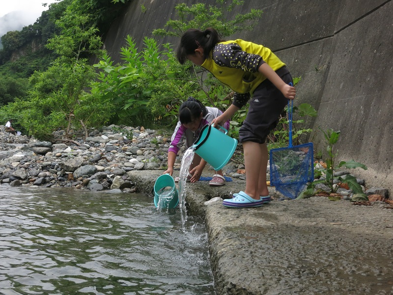 7月10日（火）泊川上流にて小学校3年生ふるさと教室が開催されました。途中から小雨が降り、肌寒い日となりましたが、子どもたちは元気に川の中を観察していました！