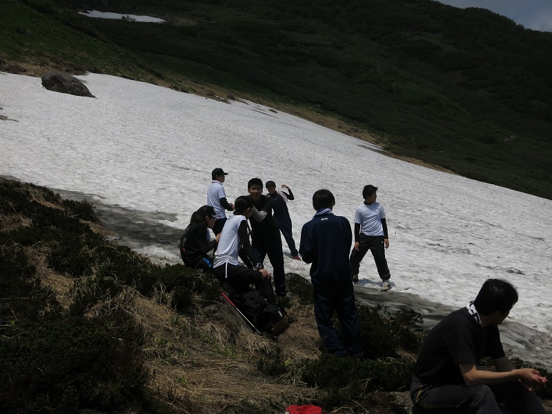 6合目雪渓での写真です。今回の折り返し地点、昼食休憩地点です。7月も中旬だというのに、まだ雪が残っているなんて驚きですね。