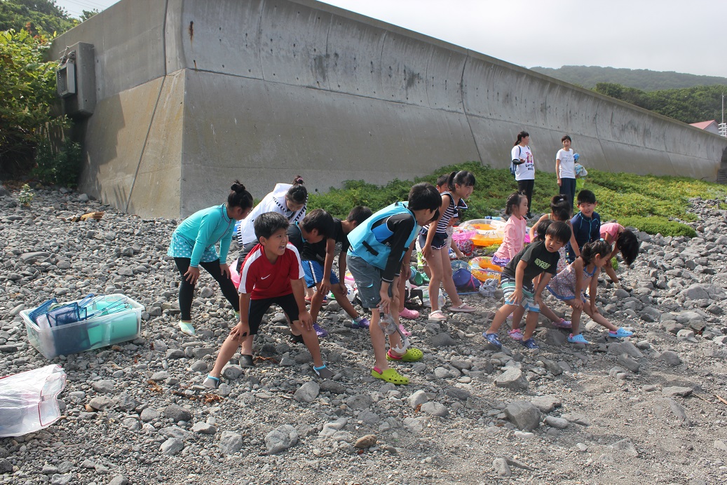 8月1日（水）豊浜会館裏で、小学生を対象とした海学習を行いました。泳ぐ前に必ず準備運動をしましょうね！