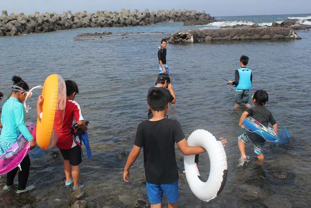 準備運動も終わり海に入るときです。風があり波も少しありましたが、浅瀬で泳ぎました。