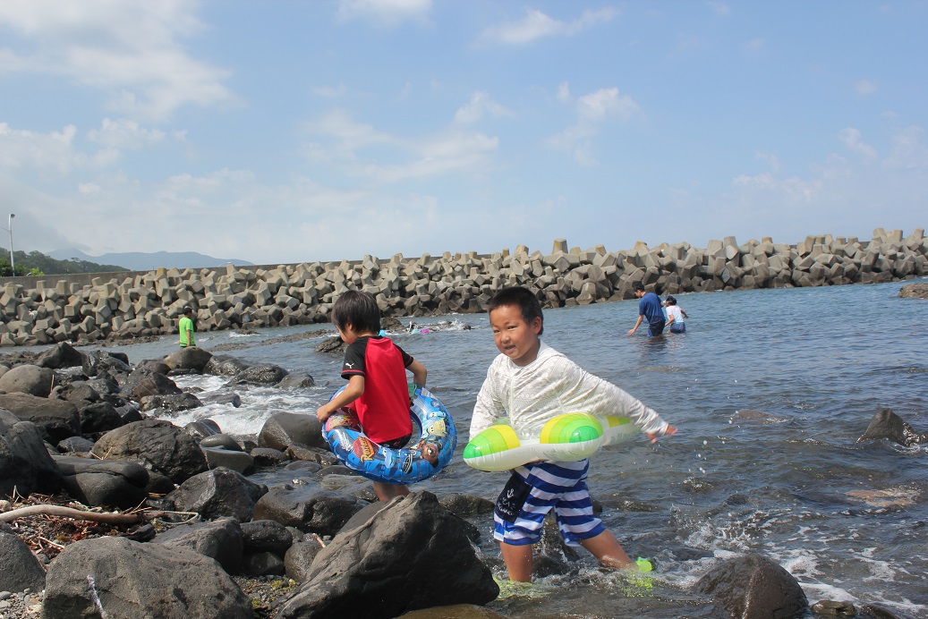 小学校に上がる前の子も浮き輪で楽しんでいますね。