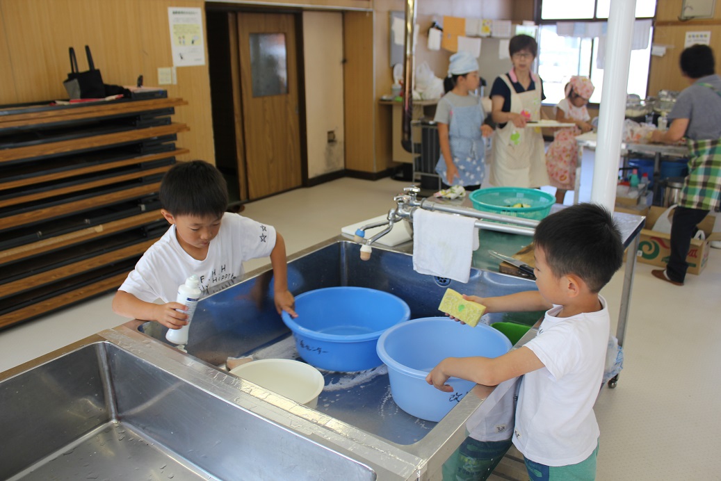 やっぱり料理のメインは女の子。男の子は食器を洗っています。偉い！