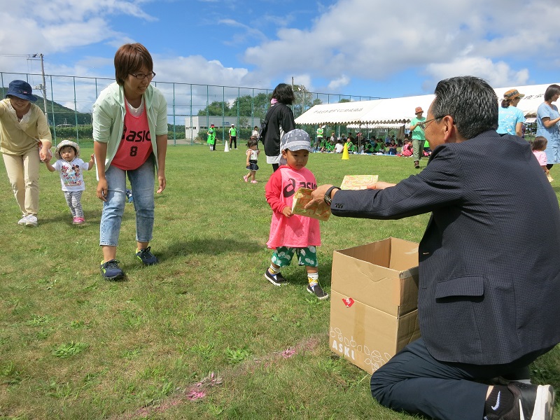 小さいお子さんも参加します。走り終わってお菓子などをもらっています。美味しかったかな？