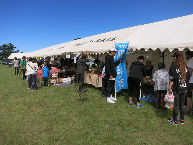 運動会が終わり午後からは商工会のイベントとなります。地元業者さんなどがお店を出しています。どのお店の食べ物もとても美味しかったです！