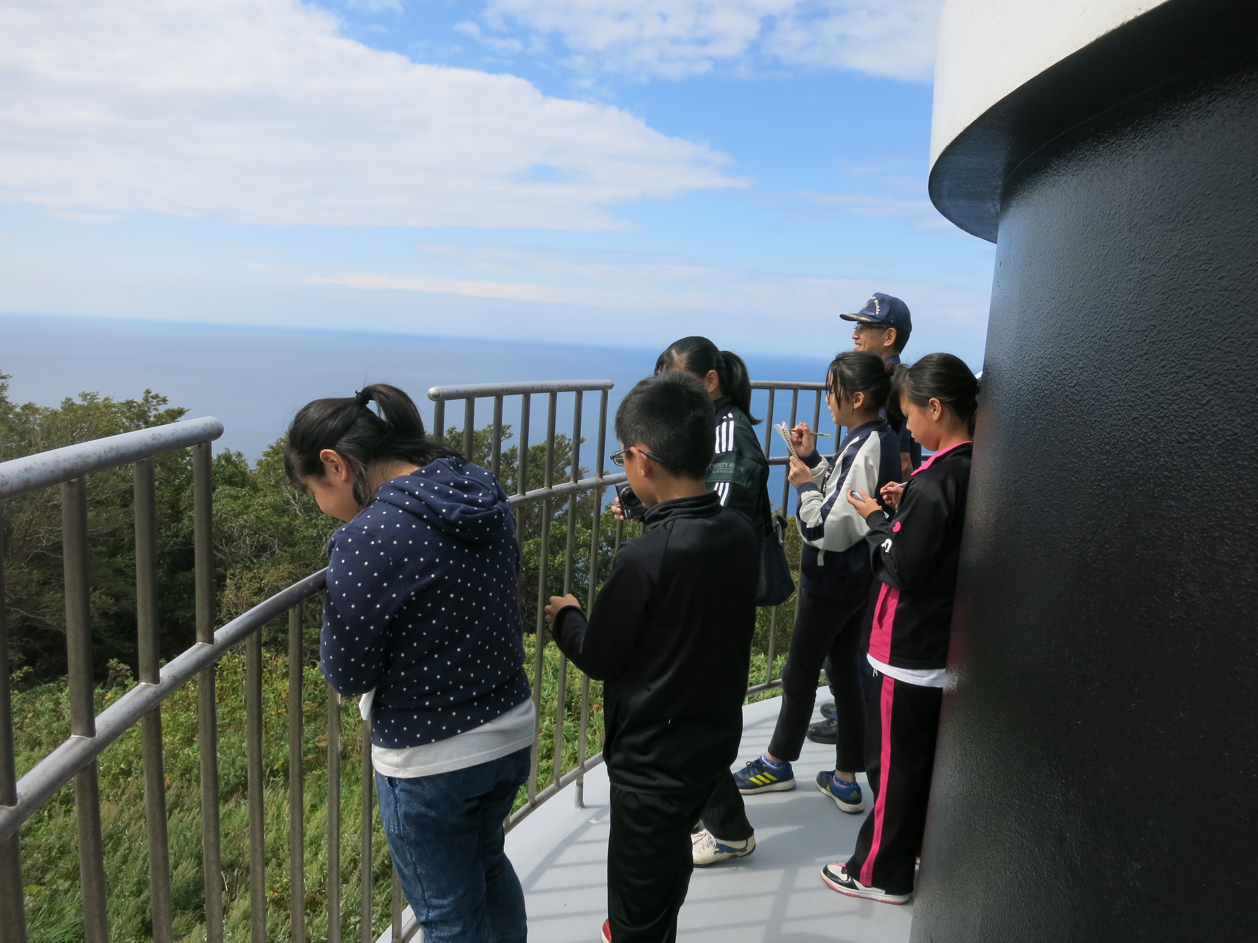 少し雲がかかっていましたが、うっすらと奥尻島も見え、日本一高いところにある灯台からの景色を楽しんでいました。