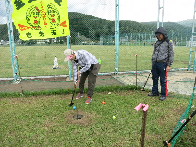 広場外のコースはホール周辺にも起伏があるため、ボールを近づけても気が抜けません。すごい打ち方をしてますね。