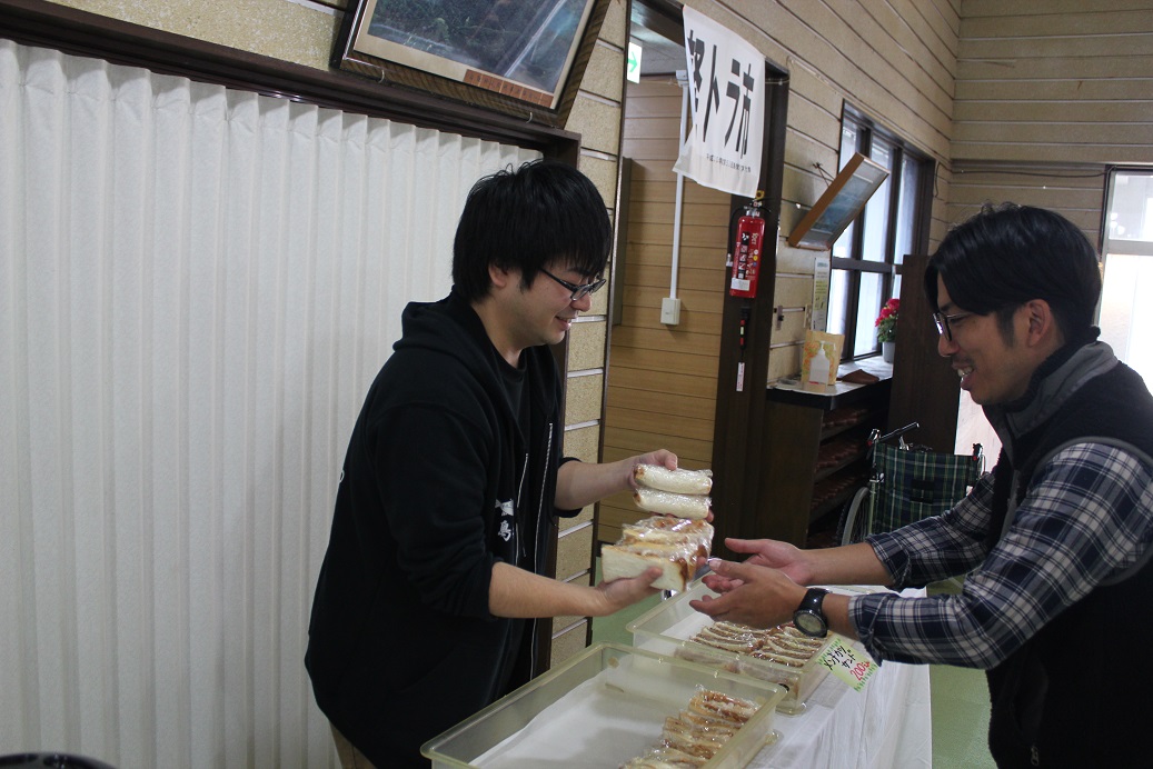 道の駅も出店してくれました。美味しそうなメンチカツサンドですね～