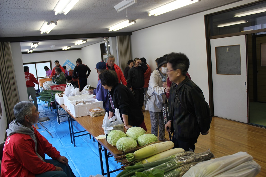 土曜日は天気が悪く、センター内での出店となった軽トラ市。たくさんのお客さんで賑わってますね。