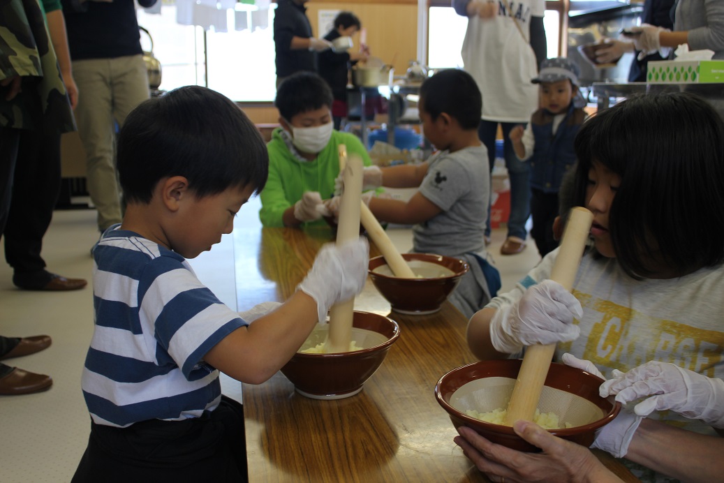 土曜日に開催した芋もち作り体験の様子です。美味しく作れたかな？