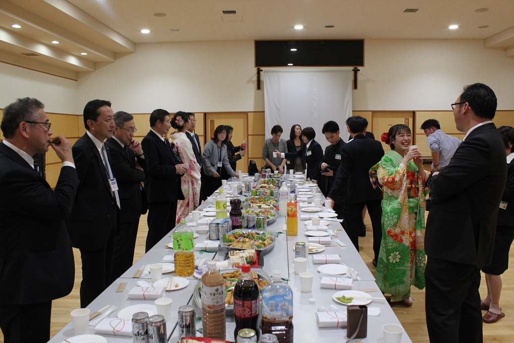 成人式後の懇親会の様子です。久しぶりに再会する同級生や担任の先生との積もる話を楽しんでいました。