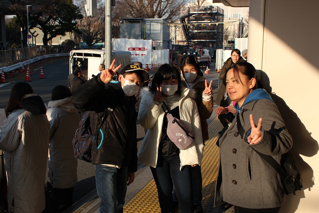 約４時間かけ、東京の上野駅に到着しました。　これから１日目の見学先、国立科学博物館に向かいます。