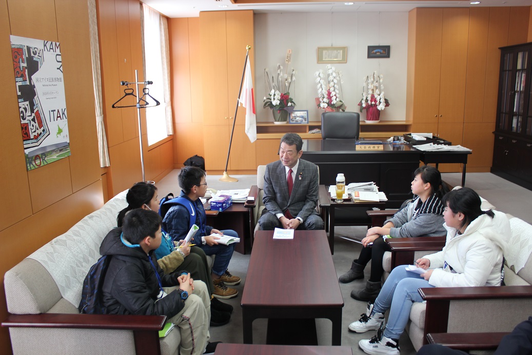 中村裕之文部科学大臣政務官とお話しさせていただきました。　子供たちも最初はとても緊張しているようでしたが、緊張しながらも子供たちがした質問に対し、真摯に答えていただきました。　とても貴重な体験をさせていただきました。