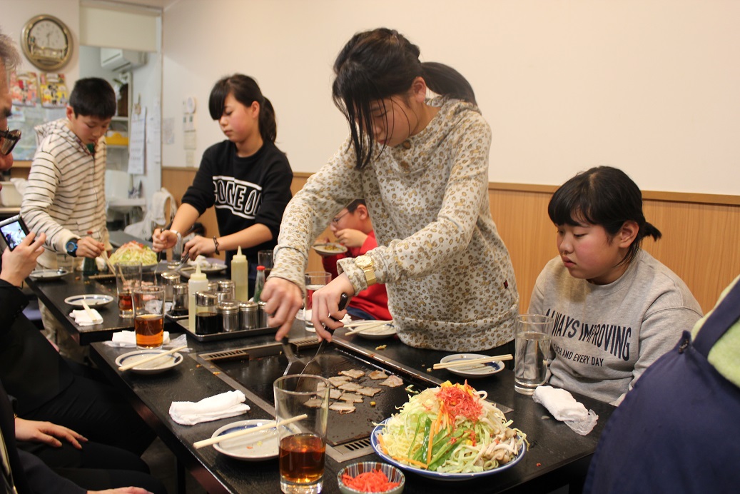 月島でもんじゃ焼きを食べました。店主からつくり方を教えてもらいました。　皆で協力してつくり、本場の味を楽しみました。