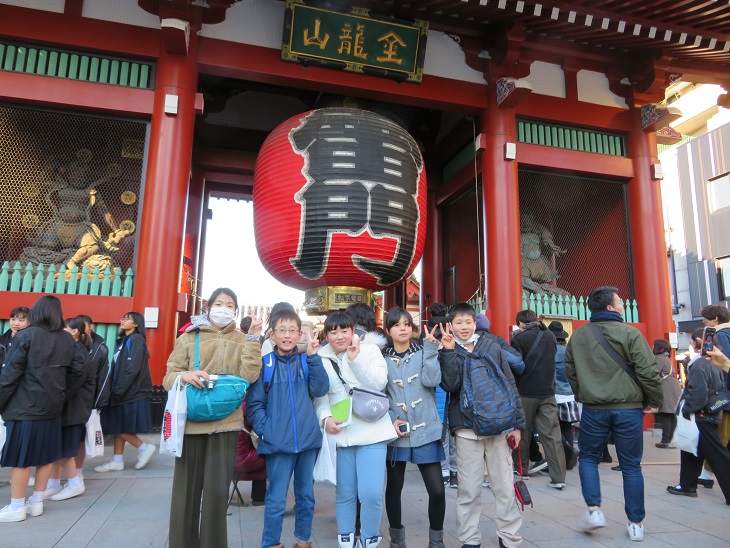 浅草寺へ行きました。平日でしたが人混みの多さにビックリ。　短い自由時間でしたが、子供たちは人混みに負けず、お参りに、おみくじに、お土産にと走り回っていました。