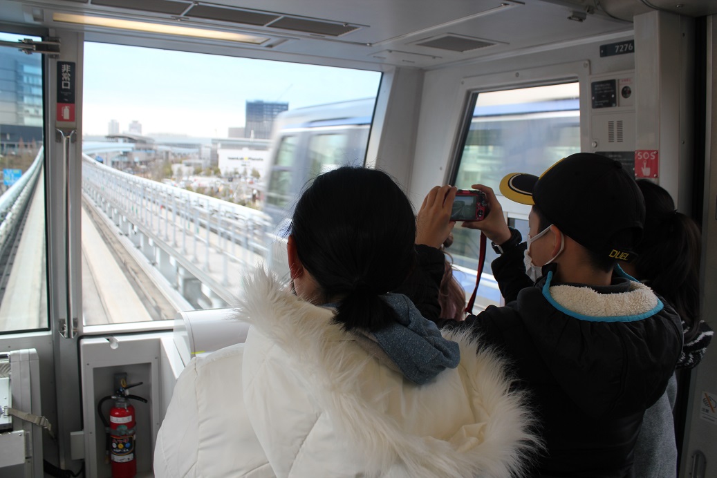 ゆりかもめに乗って、豊洲市場へ　最前列が空いていたので臨場感ある写真を撮っています。