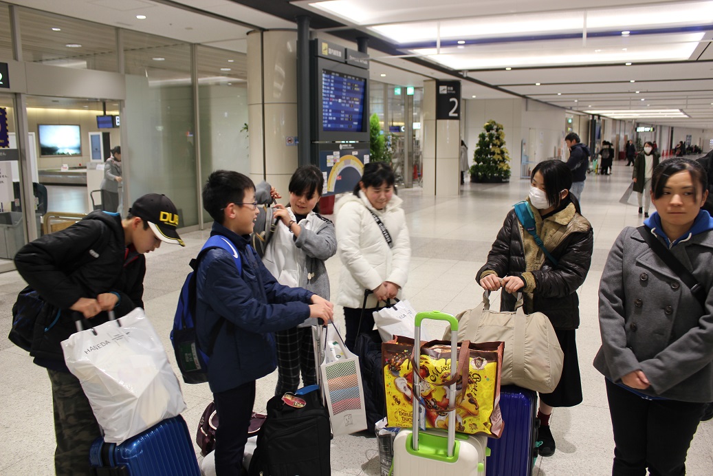 ３泊４日の日程を経て、新千歳空港に無事到着しました。　行きの荷物と帰りの荷物が、倍違うように見えます。　子供たちは、この４日間で色々な経験をし、大きく成長したのではなかと思います。　４日間、大変お疲れ様でした。