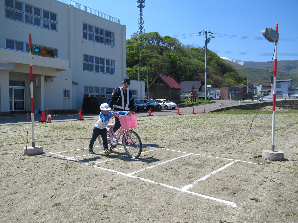 石灰で横断歩道を作り、簡易信号機を設置しての実践訓練です。横断歩道は自転車から降りて渡りましょう。