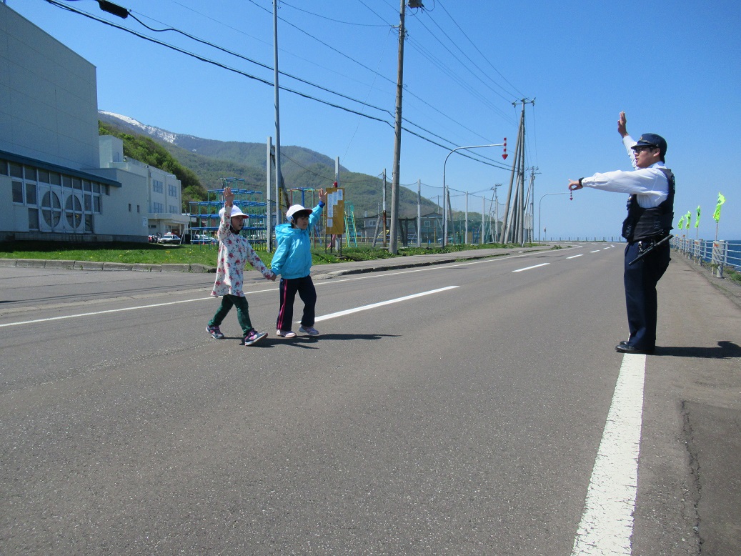 横断歩道はありませんが、実際に学校前の道路を横断してみました。ちゃんと手を上げて渡っていますね。