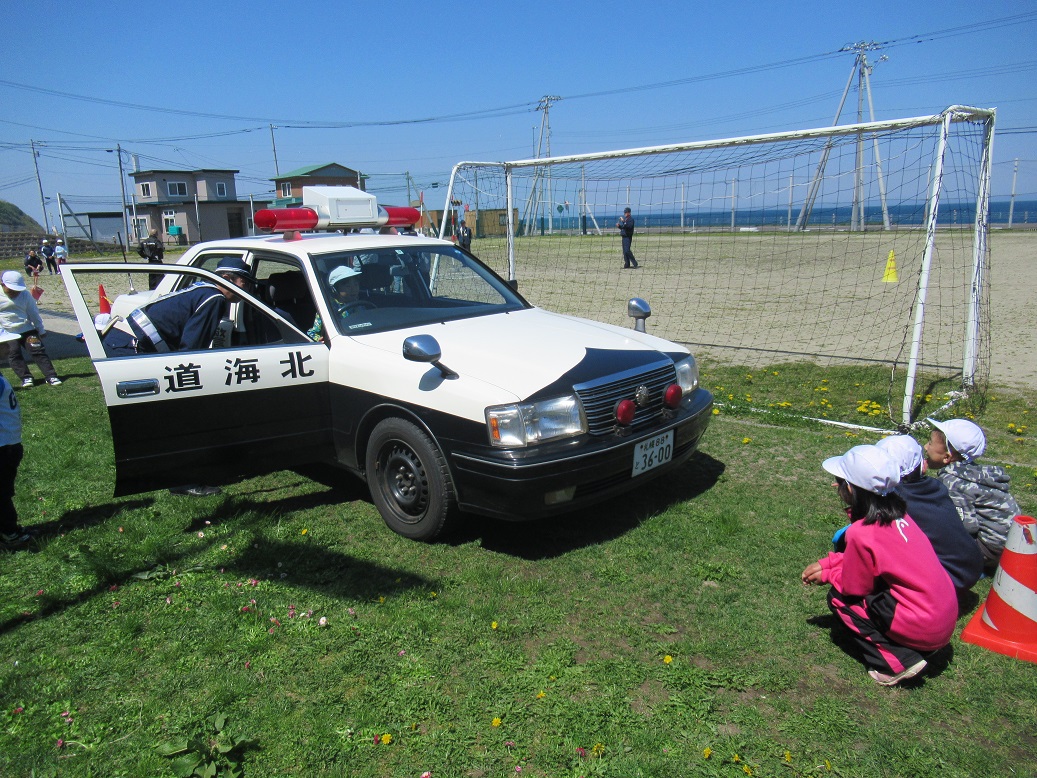 車に乗っている人が見えない場所（死角）を認識するため、パトカーに乗せてもらいました。男の子にとっては嬉しい限りですね！