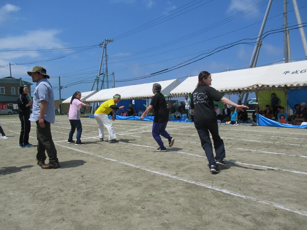 保護者、地域の皆さん、来賓の方々も楽しんでいました。写真は一般リレーの様子です。