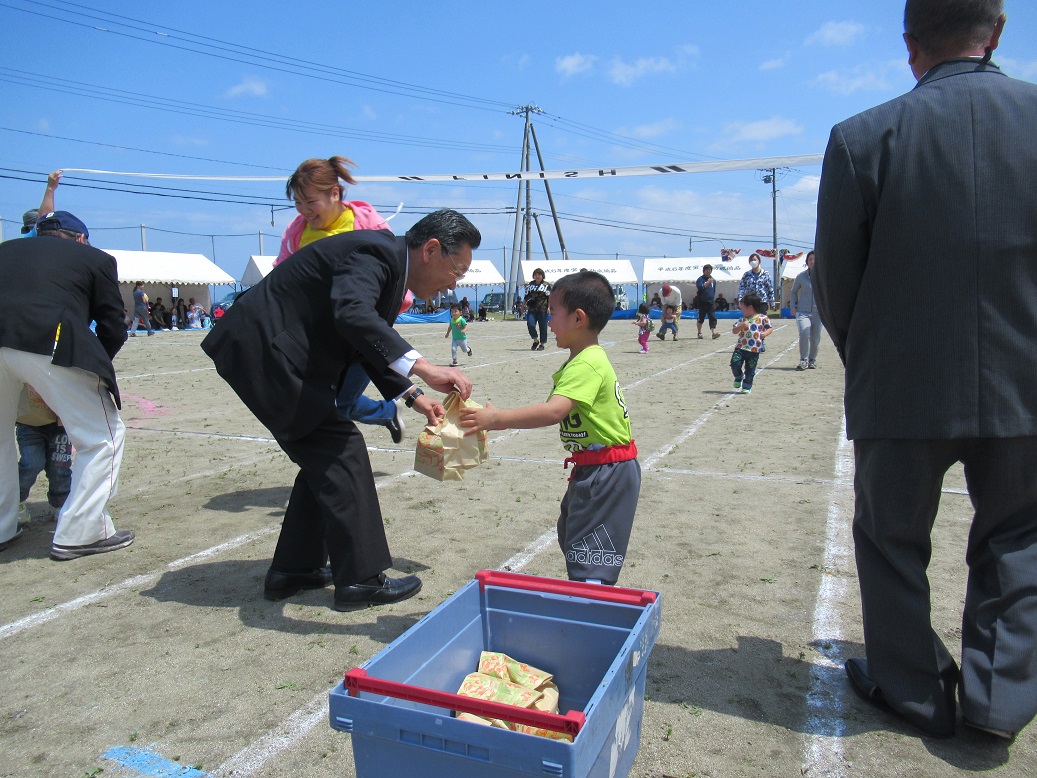 小学校に通う前のお子さんも参加できます。お菓子を貰えて嬉しそうですね。