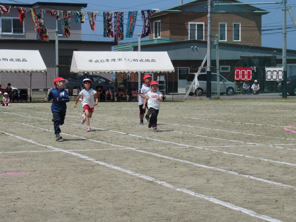 1年生の徒競走の様子です。初めての運動会、練習の成果は出せたかな？