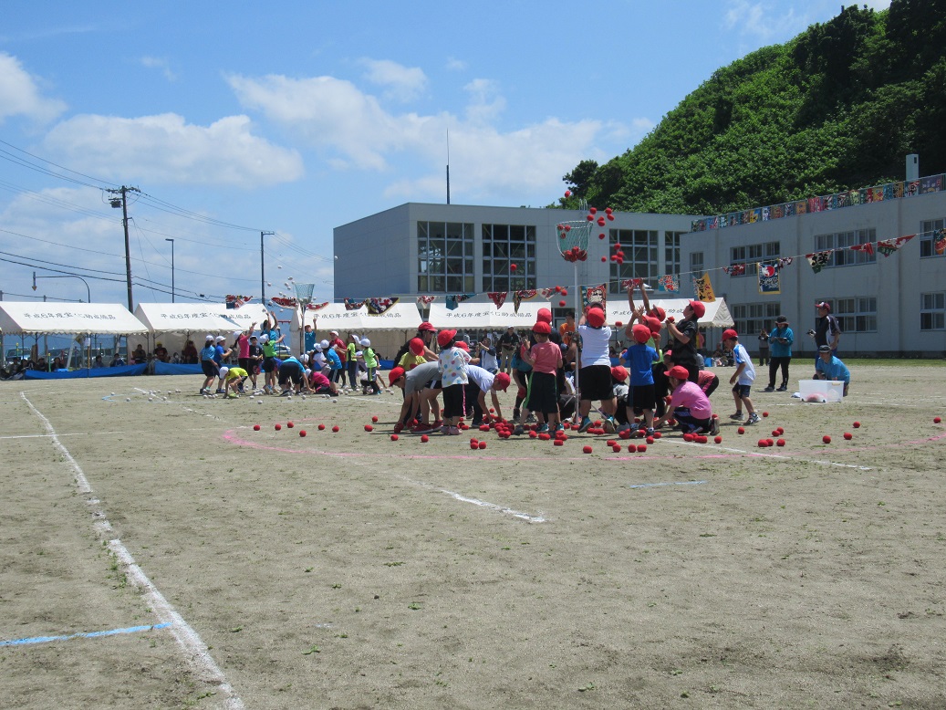 玉入れの様子です。低学年、高学年、全学年に分かれての3回戦です。