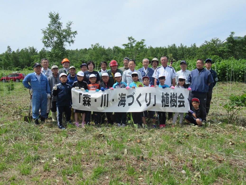 最後にみんなで記念撮影。植えた樹が大きくなり、自然豊かな島牧村のためになればいいですね。