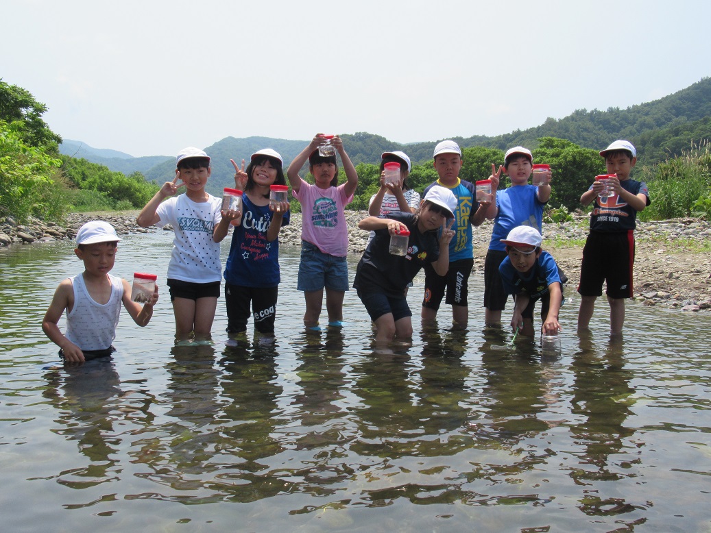 最後にみんなでマスの稚魚を放流しました。これからも生き物がたくさんいる豊かな川であってほしいですね。