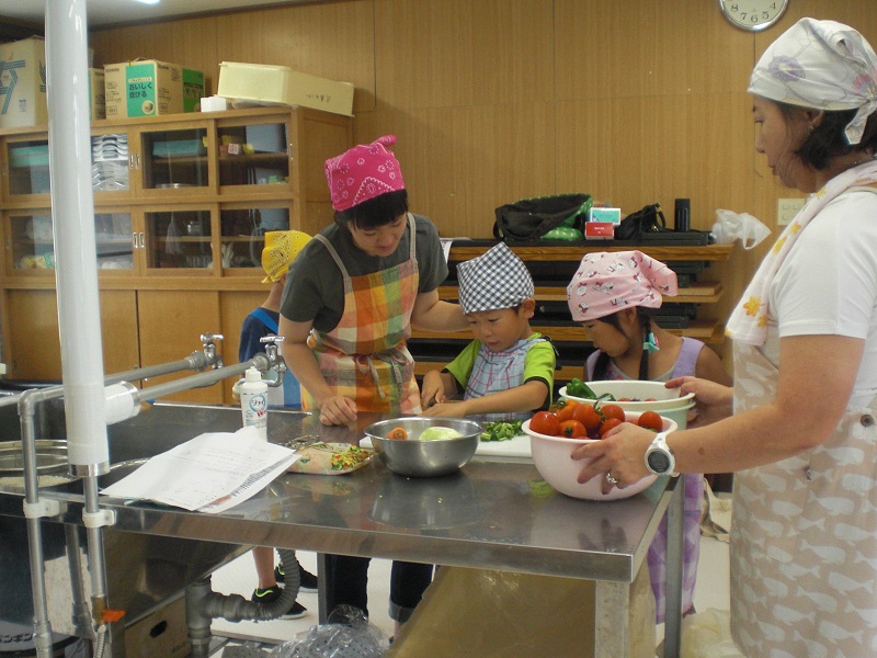 ボランティアのお兄さん・お姉さんに教えてもらいながら作りました。今年はハンバーグとチキンピラフに挑戦です！