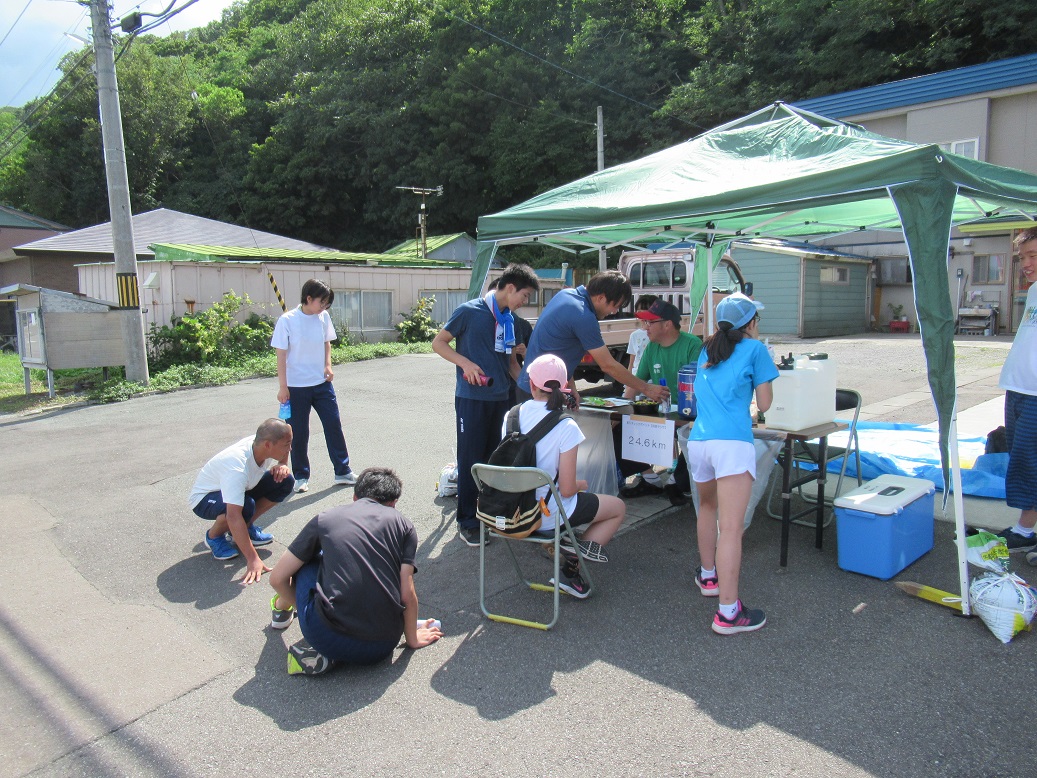 後半の折り返し地点です。出発してから約25km、みんな疲れ果てていますね。