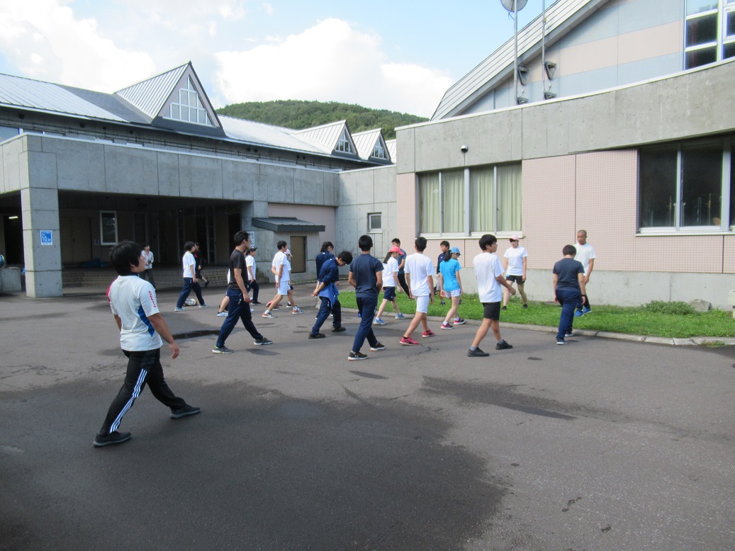 出発前にみんなで準備運動です。今年のスタートは中学校です。