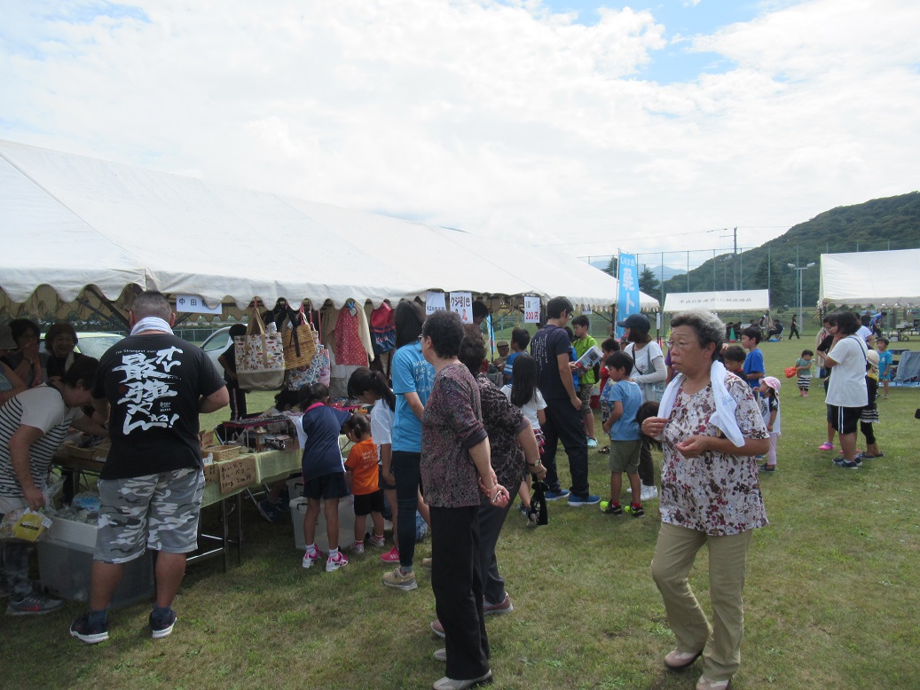 午後からは商工会イベントです。今年も露店が開かれ美味しそうな匂いが漂っていました。