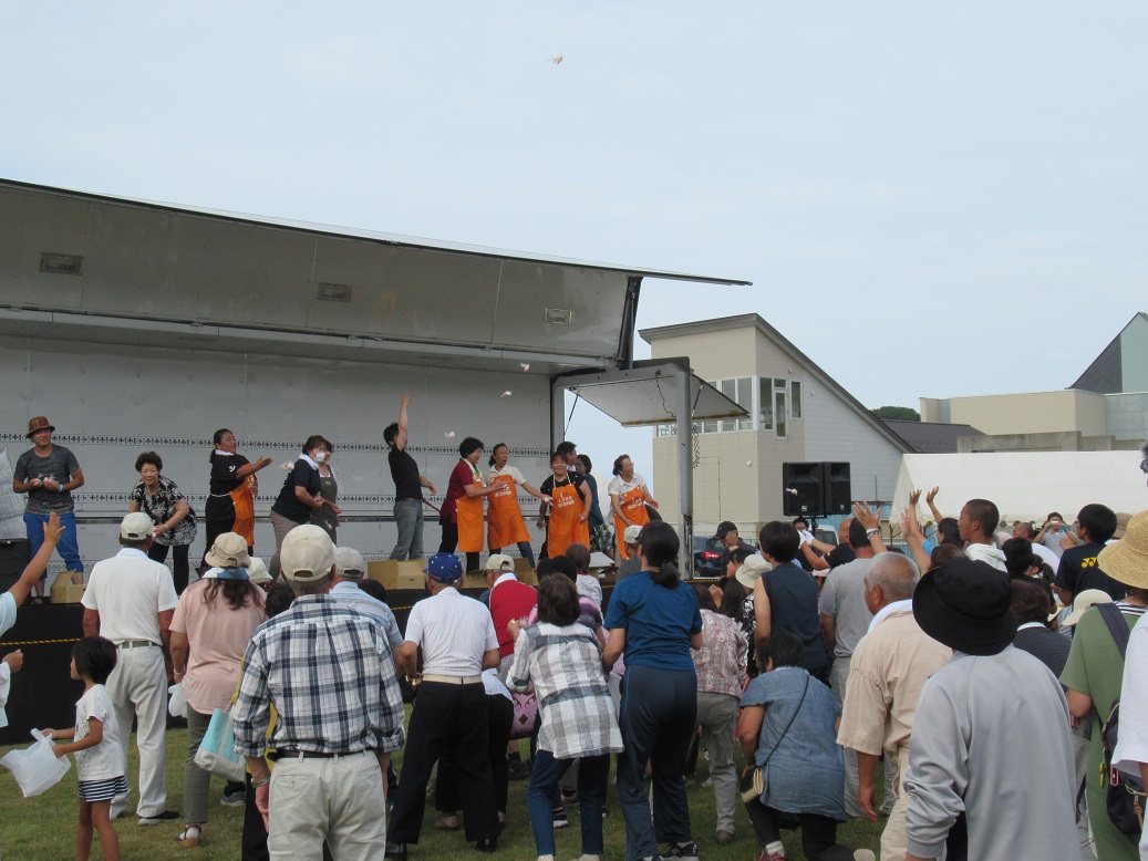 最後は毎年恒例の餅撒きです。今日1日で1番盛り上がった瞬間かもしれませんね。