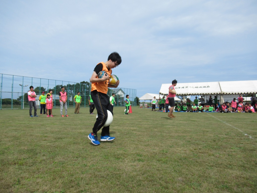 3つのボールを足と手で運ぶリレーです。足腰に疲労が来ます・・・