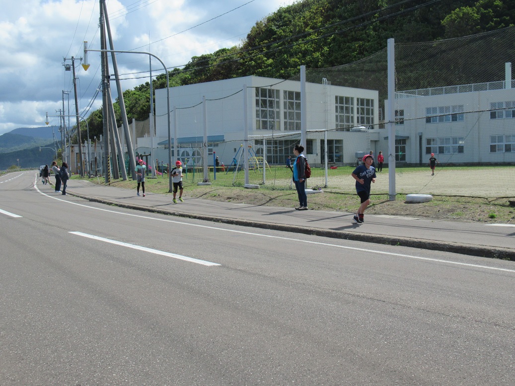 学校前です。お父さん・お母さんも見守りながら応援してくれました。