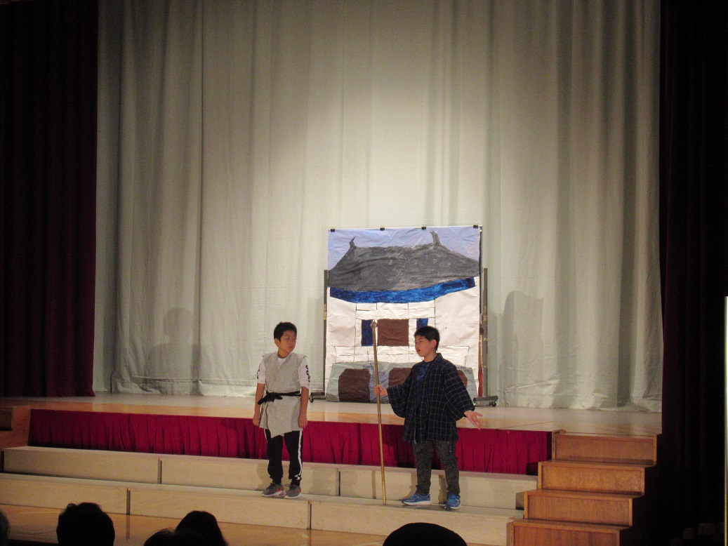 3・4年生は芥川龍之介の小説「杜子春」を披露してくれました。お金に困っている杜子春が、謎の老人に話しかけられている冒頭の場面です。