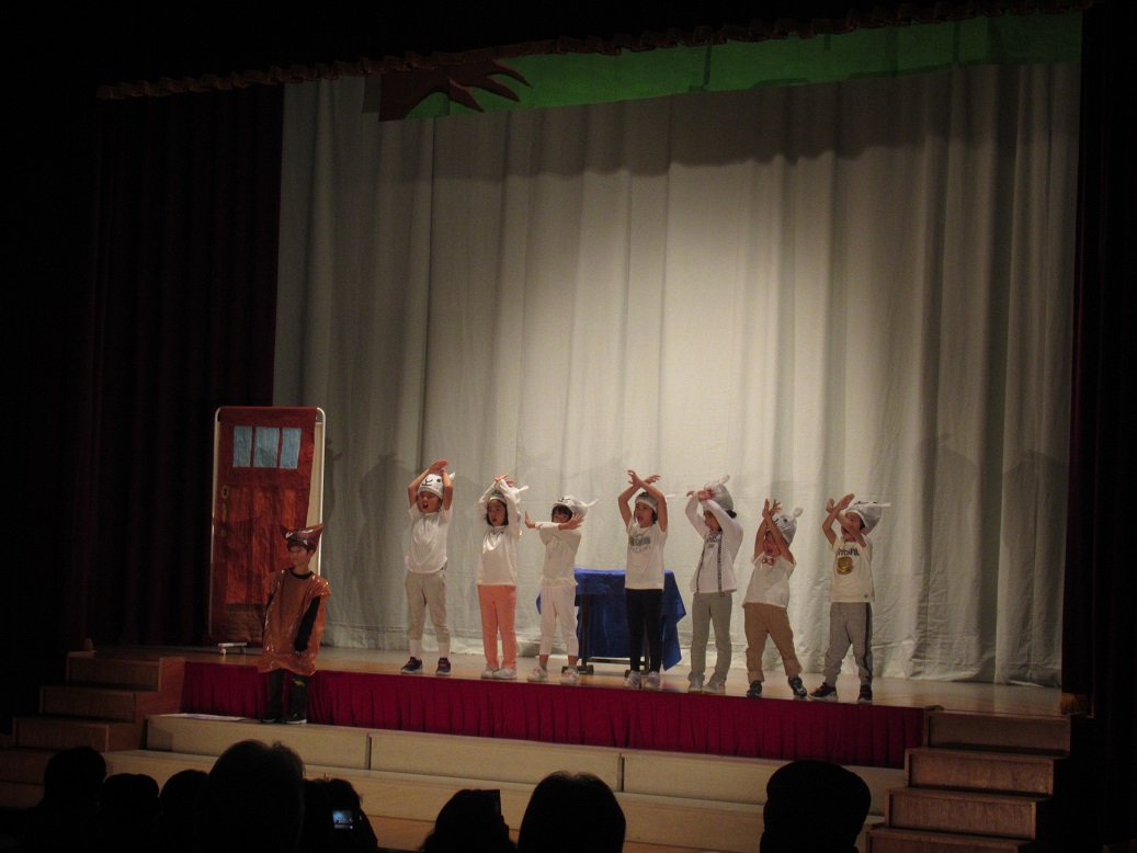 1年生の劇「おおかみと7ひきの子やぎ」です。とても可愛らしい演技と、おおかみの声とお母さんの声を使い分ける演技も素晴らしかったです！