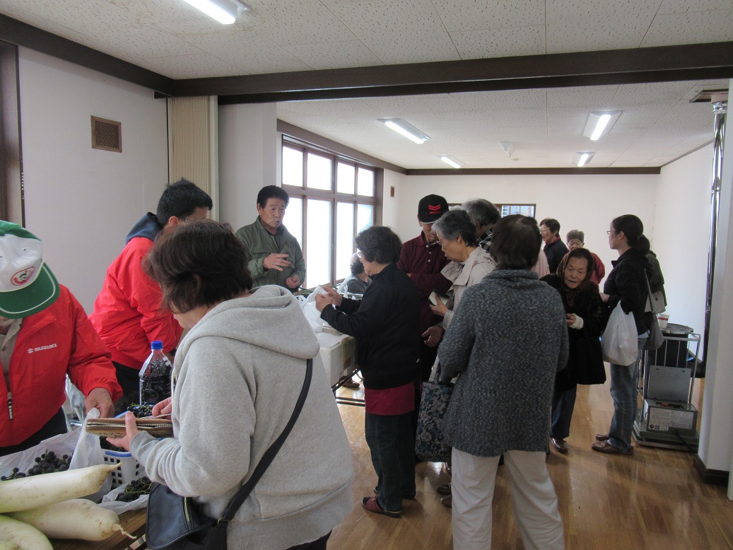 今年も大盛況の軽トラ市です。あっという間にお米や野菜が売り切れていました。