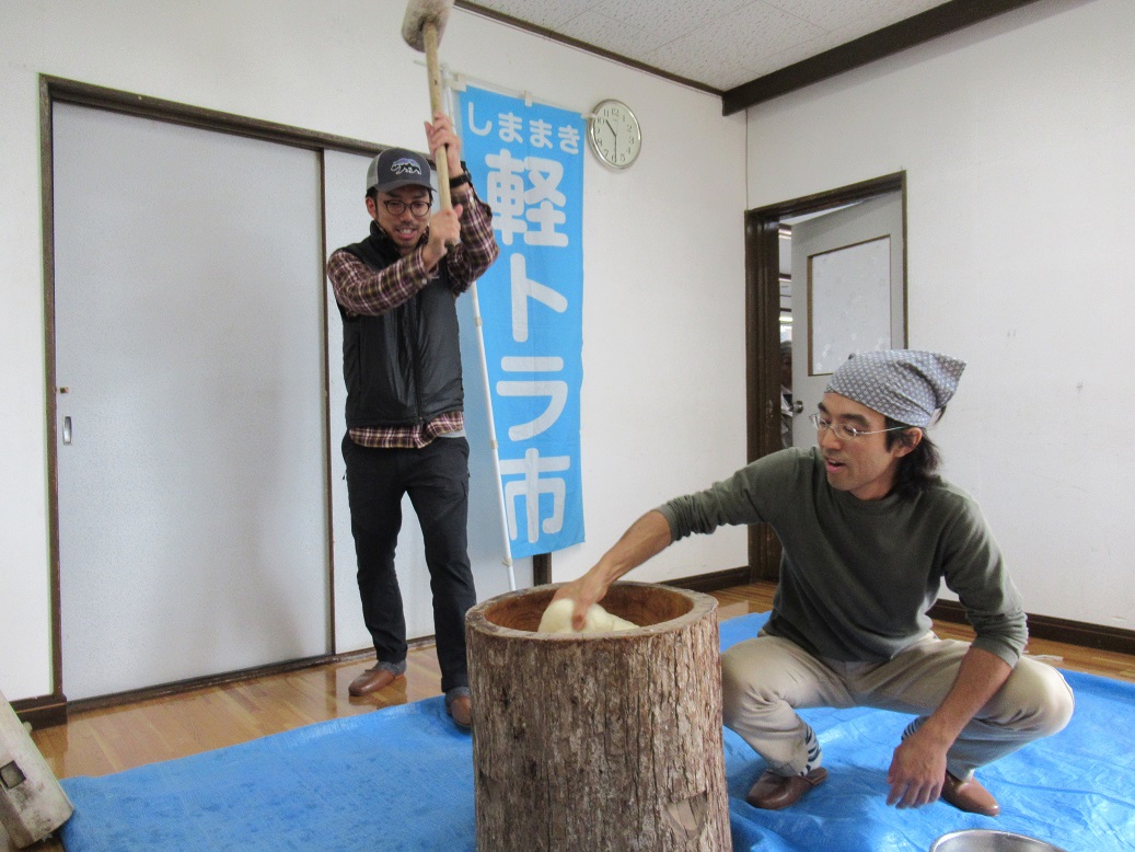 村の餅米を使って餅つきも行いました。餅はこの後お雑煮にしていただきました！