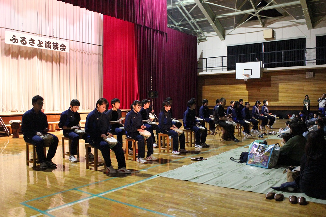 演芸会最後は、縄文太鼓の先生・茂呂剛伸さんと中学生の縄文太鼓演奏です。太鼓のとても迫力ある音色が響き渡っていました！