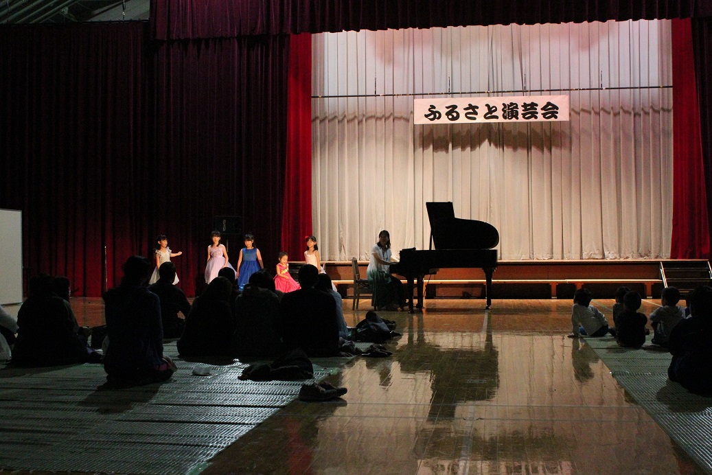 ピアノ教室の発表です。教室の生徒たち自らが振り付けを考えたようで、かわいらしい踊りでした！