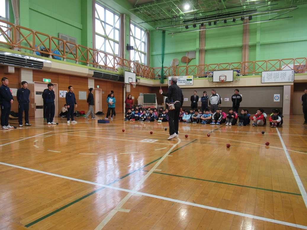 12月13日（金）島牧小学校にて、オリンピック・パラリンピック教育推進事業の一環として、パラリンピック公式種目のボッチャを行いました。