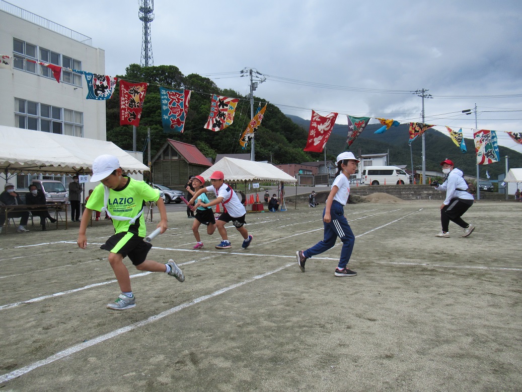 最後の競技、全校リレーです。低学年も高学年もとても白熱した良い勝負でしたね。特に高学年は最後の最後まで勝ち負けが分からないほど目が離せない勝負で、写真を撮り忘れてしまいました・・・